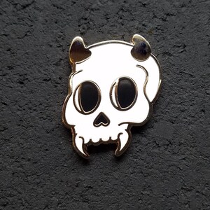 Szpilka z twardej emalii Little Devil Skull - wykończenie w kolorze złotym