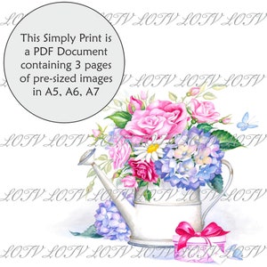 Puede incluir: Una regadera blanca con una cinta rosa y una caja de regalo rosa. La regadera está llena de un ramo de flores rosas, blancas y azules. Las flores incluyen rosas, hortensias y margaritas. El texto "This Simply Print is a PDF Document containing 3 pages of pre-sized images in A5, A6, A7" es visible en la esquina superior izquierda de la imagen.