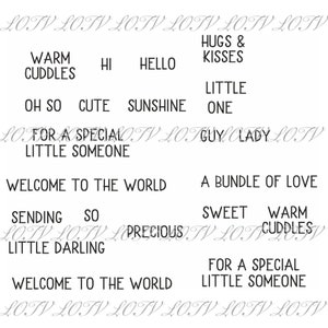 Può includere: Un'immagine in bianco e nero con varie frasi per un neonato, tra cui "Caldi abbracci", "Abbracci e baci", "Piccolo", "Benvenuto al mondo", "Un fascio d'amore", "Invio tanto amore", "Dolce", "Prezioso", "Caro piccolo", "Per un piccolo speciale".