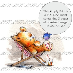 Puede incluir: Una ilustración de acuarela de un oso de peluche marrón sentado en una tumbona de rayas rojas y blancas. El oso sostiene un vaso de zumo de naranja con una pajita. Un pájaro azul está posado en el reposabrazos de la tumbona. El texto "This Simply Print is a PDF Document containing 3 pages of pre-sized images in A5, A6, A7" está en la esquina superior derecha de la imagen.