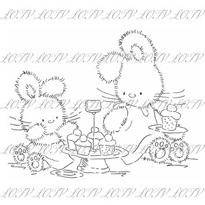 Può includere: Un disegno in bianco e nero di due animali soffici, uno con le orecchie da coniglio e l'altro con una coda riccia, che si godono un tè con cupcake su un vassoio a più livelli.