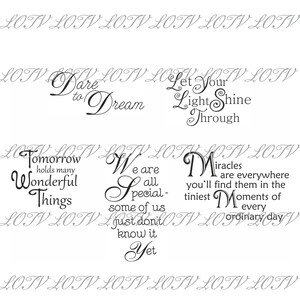 Op de afbeelding: Zwart-wit typografische print met inspirerende citaten. De citaten zijn: "Durf te dromen", "Laat je licht schijnen", "Morgen houdt veel prachtige dingen in petto", "We zijn allemaal speciaal - sommigen van ons weten het gewoon nog niet", en "Wonderen zijn overal, je vindt ze in de kleinste momenten van elke gewone dag."