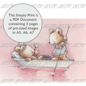 Puede incluir: Dos osos de peluche, uno en un bote con una copa de vino, y el otro de pie en la orilla con una caña de pescar. El texto "This Simply Print is a PDF Document containing 3 pages of pre-sized images in A5, A6, A7" está en un círculo en la parte superior de la imagen.