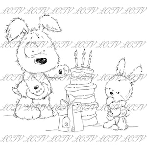 Peut inclure: Une illustration en noir et blanc de deux animaux en peluche célébrant un anniversaire. Un chien tient un petit animal en peluche et un lapin tient une petite boîte cadeau. Un gâteau à plusieurs étages avec des bougies est placé devant eux.