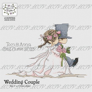 Può includere: Uno schema di punto croce contato di una coppia di sposi. La sposa indossa un abito bianco con fiori rosa nei capelli e lo sposo indossa un abito blu e un cappello a cilindro. Lo schema include il testo "Tom & Anna" e "1 giugno 2015". Lo schema è intitolato "Wedding Couple" e misura 12,7 cm per 12,7 cm.