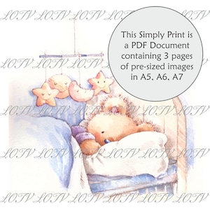 Puede incluir: Una ilustración de acuarela de un osito de peluche durmiendo en una cuna con un móvil arriba. El móvil tiene cuatro estrellas y medias lunas colgantes en tonos amarillos y azules. El texto "This Simply Print is a PDF Document containing 3 pages of pre-sized images in A5, A6, A7" es visible en la esquina superior derecha.