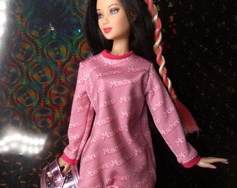 Roze Moschino T-shirtjurk voor Barbie en Fashion Royalty en mannelijke poppen