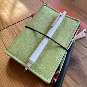 Funda para cuaderno de viaje tamaño pasaporte: piel verde suave e interior floral. Organizador de cuadernos. Funda para diario.