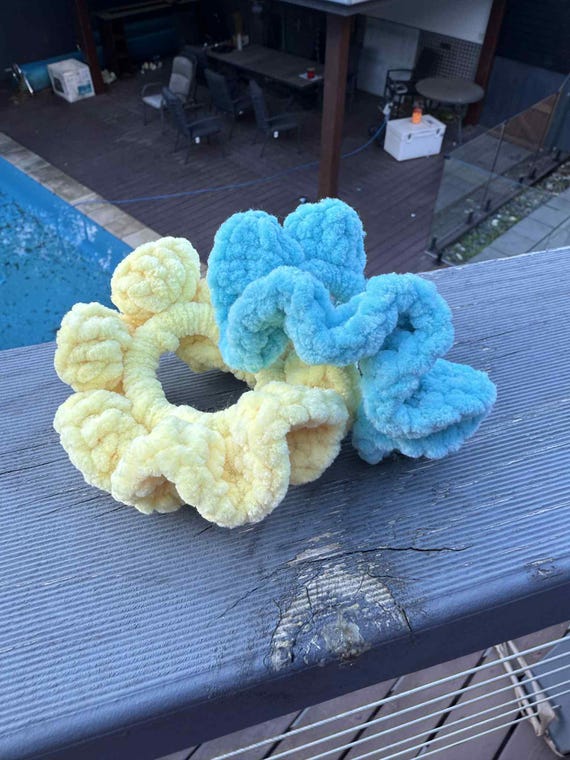 Super Easy Crochet Scrunchie Pattern