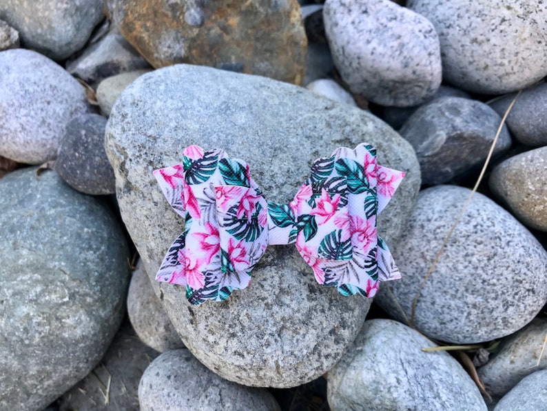 Hawaiian Floral Print 3.5\u201d Faux Leather Bow