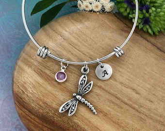Bracelet libellule, bijoux libellule, jonc réglable, pierre de naissance en cristal, initiale personnalisée estampée à la main, 100 % étain massif véritable