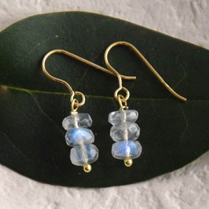Mondstein Ohrringe, Minimalistische Zierliche Braut Ohrringe, Einfacher Boho Regenbogen Birthstone Handgemachter Schmuck, Mond Kristall Geburtstagsgeschenk für Sie
