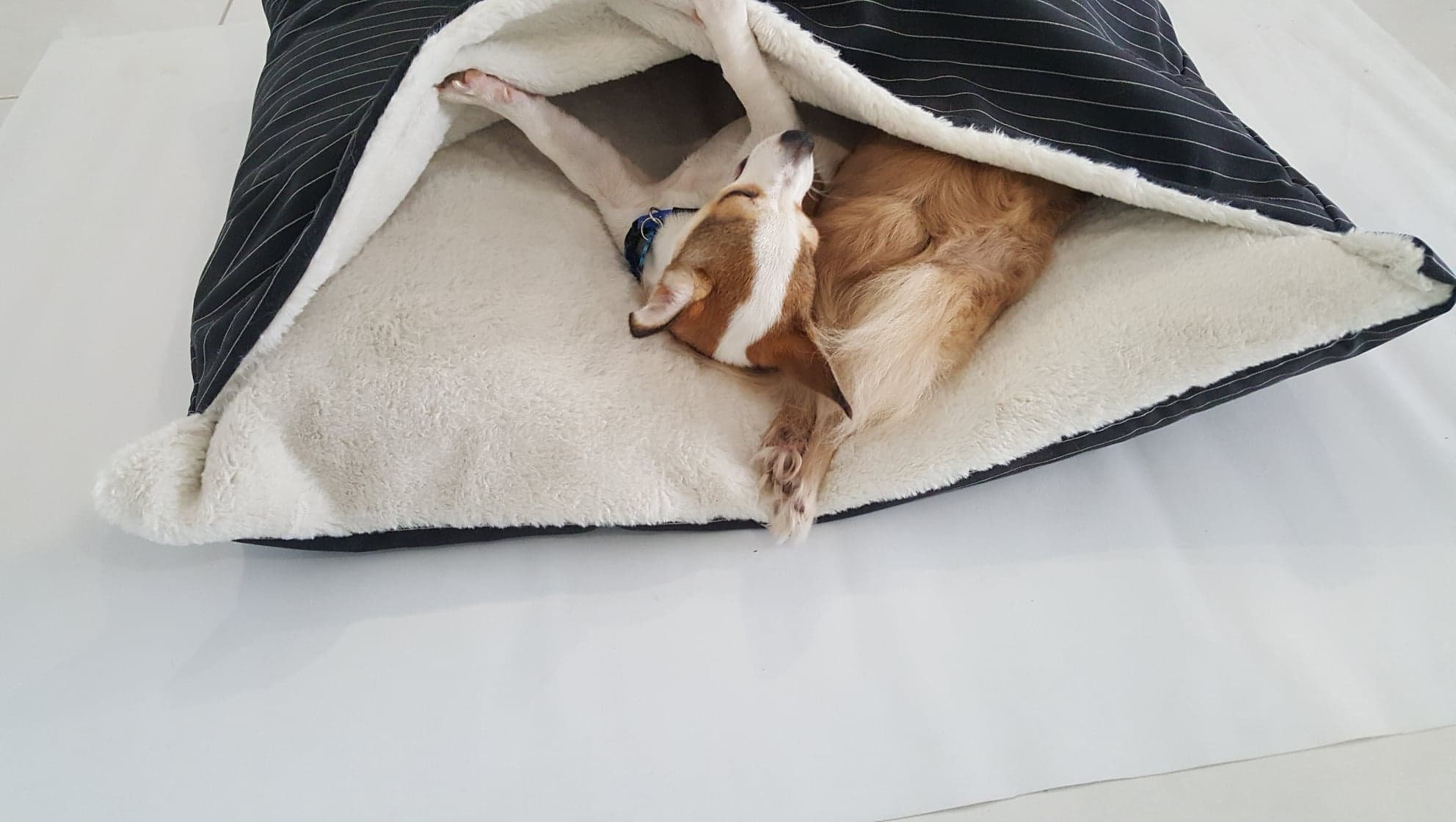 Cave dog bed, Dog bed cover, Whippets bed, Snuggle bed. 93cm x 70cm.