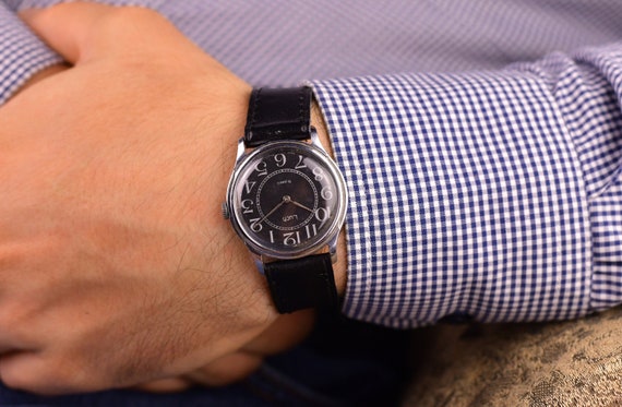 Vintage style top dress watch