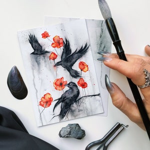 黒いカラスと赤いポピー A4、5 x 7 インチのアートプリント。ダークファンタジーカードウォールアート。カラスの魔法の暗いコンセプトのゴシックホームデコレーション、おとぎ話のポスター