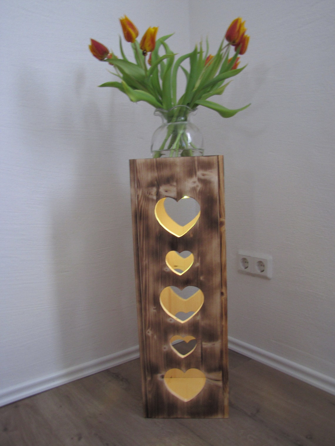 Dekosäule Blumensäule aus Holz geflammt Herzen und Led Lampe Etsy.de