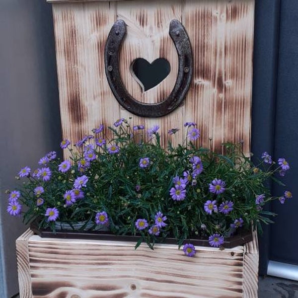 Dekobrett Willkommensschild mit Blumenkasten Holzbrett Deko geflämmt Holzaufsteller Holzstele Frühling Hufeisen Herz Glücksbringer