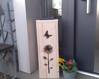 Deko Laterne Säule Holz mit Solar LED Beleuchtung für Balkon, Terrasse, Garten oder vor der Haustüre Sonnenblume Schmetterlinge