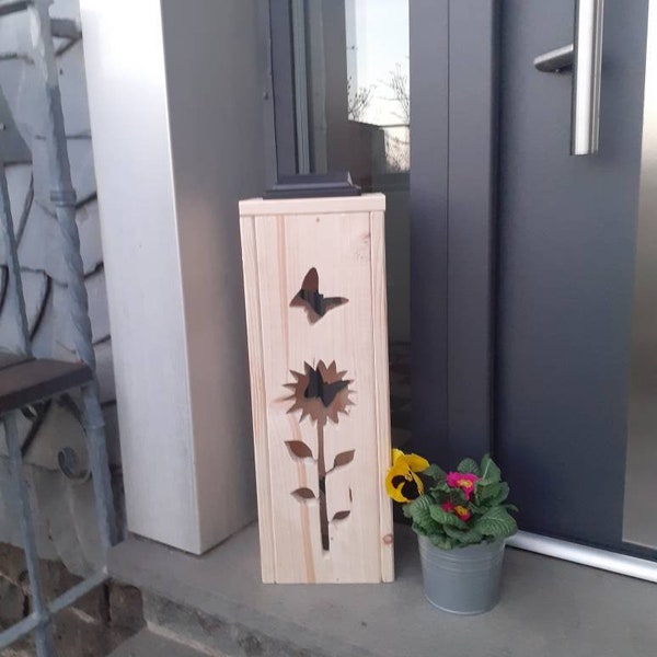 Deko Laterne Säule Holz mit Solar LED Beleuchtung für Balkon, Terrasse, Garten oder vor der Haustüre Sonnenblume Schmetterlinge