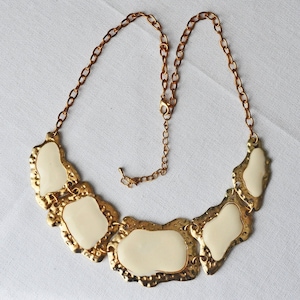 Ivoor geëmailleerde choker in vrije vorm, ketting.  Goudkleurige achterkant en ketting.  In goede staat uit de jaren 90.  Grote emaillen panelen, opvallend