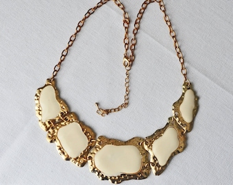 Choker in vrije vorm van ivoor geëmailleerd, ketting.  Goudkleurige achterkant en ketting.  In goede staat uit de jaren 90.  Grote emaillen panelen, opvallend