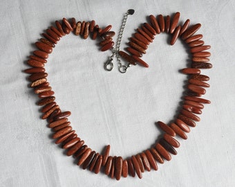 Collier collier en pierre dorée brune. Collier à pointes vintage des années 1970 et 80 avec chaîne de rallonge. Différentes nuances de brun, verre cuivré, pierres.