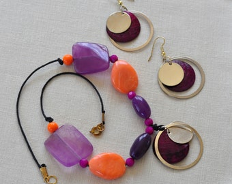 Demi parure, Lucite choker and earrings. Vibrant marbled orange and translucent mauve Lucite beads. Gold toned rings and discs.  Hippie set.