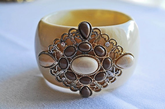 Ivory marbled Lucite clamper bangle, bracelet.  L… - image 6