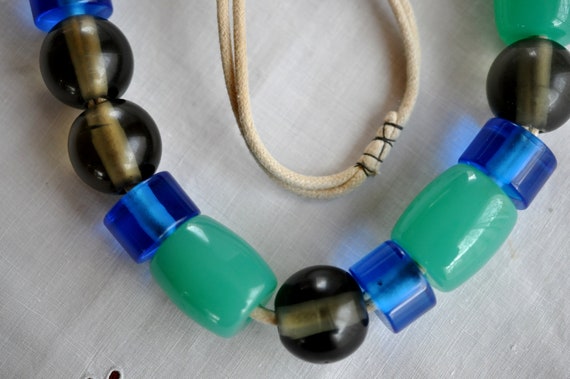 Old, Glass bead necklace.  Very large Kelly Green… - image 6