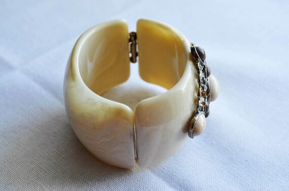 Ivory marbled Lucite clamper bangle, bracelet.  L… - image 3