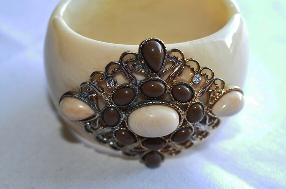 Ivory marbled Lucite clamper bangle, bracelet.  L… - image 4