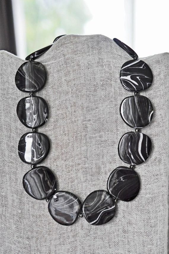 Marbled Lucite disc choker, necklace.  Lovely whi… - image 4