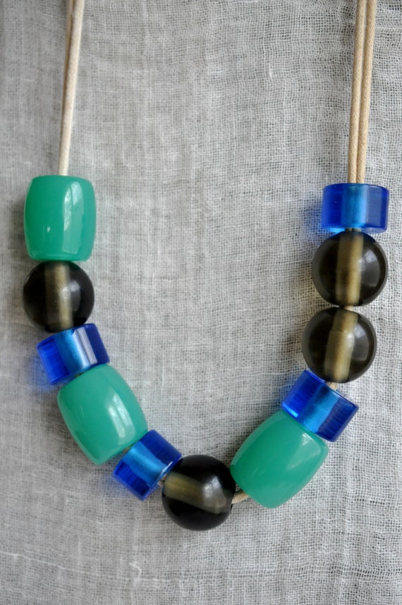 Old, Glass bead necklace.  Very large Kelly Green… - image 3