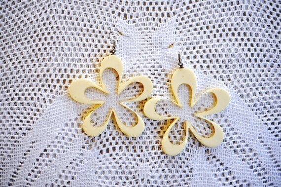 Groovy huge Bakelite, Galalith, Flower Power earri