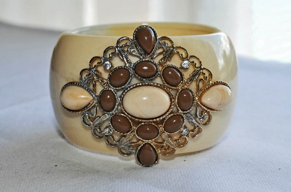 Ivory marbled Lucite clamper bangle, bracelet.  L… - image 1