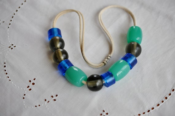 Old, Glass bead necklace.  Very large Kelly Green… - image 4