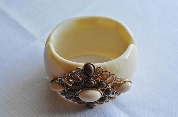 Ivory marbled Lucite clamper bangle, bracelet.  L… - image 2
