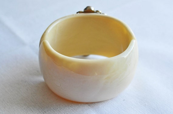 Ivory marbled Lucite clamper bangle, bracelet.  L… - image 7
