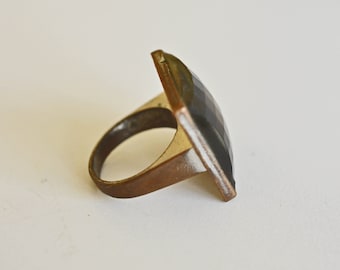Square vintage Mood ring.  Brass backing and band.  Faceted face that changes colour on wearing, teal, forest green, blue, black, pale blue.