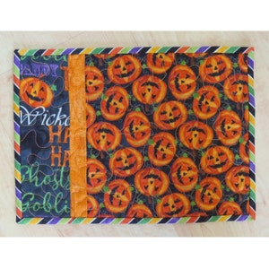 Quilted Mug Rug | Snack Mat, 9x12-inch (23x31cm) Festive Felines Pumpkin #2032