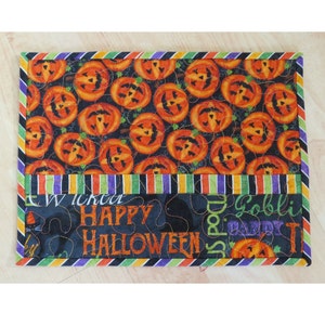 Quilted Mug Rug | Snack Mat, 9x12-inch (23x31cm) Festive Felines Pumpkin Script #2029