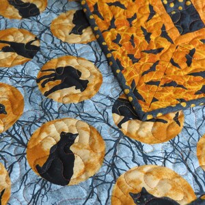 Holly Night Cat Quilted Table Topper NCU0NTD569