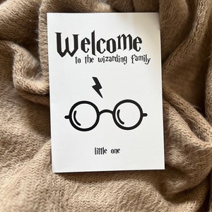 Geboorte felicitatiekaart "Welkom bij de tovenaarsfamilie kleintje" | Potterhead (met envelop!)