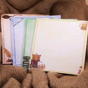 Puede incluir: Cuatro blocs de notas de papelería coloridos con diferentes ilustraciones. El bloc de notas superior tiene un fondo marrón y naranja con una pluma estilográfica y una pluma. El segundo bloc de notas tiene un fondo azul con una pluma y una pluma estilográfica. El tercer bloc de notas tiene un fondo verde con una pila de libros y una maleta. El cuarto bloc de notas tiene un fondo amarillo con una jarra de cerveza y un tubo de ensayo.