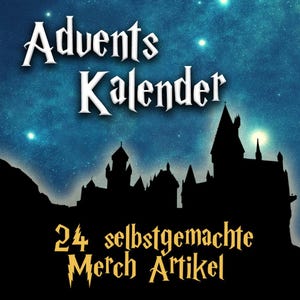 Puede incluir: Un calendario de adviento con la silueta oscura de un castillo sobre un cielo nocturno azul estrellado. El texto dice Advents Kalender en la parte superior y 24 selbstgemachte Merch Artikel en la parte inferior con una fuente estilizada.