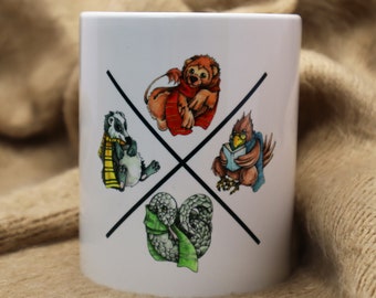 Puede incluir: Taza de cerámica blanca con un diseño en forma de X negro y cuatro ilustraciones de animales. Los animales son un león, un tejón, un pájaro y una serpiente. Cada animal lleva una bufanda.