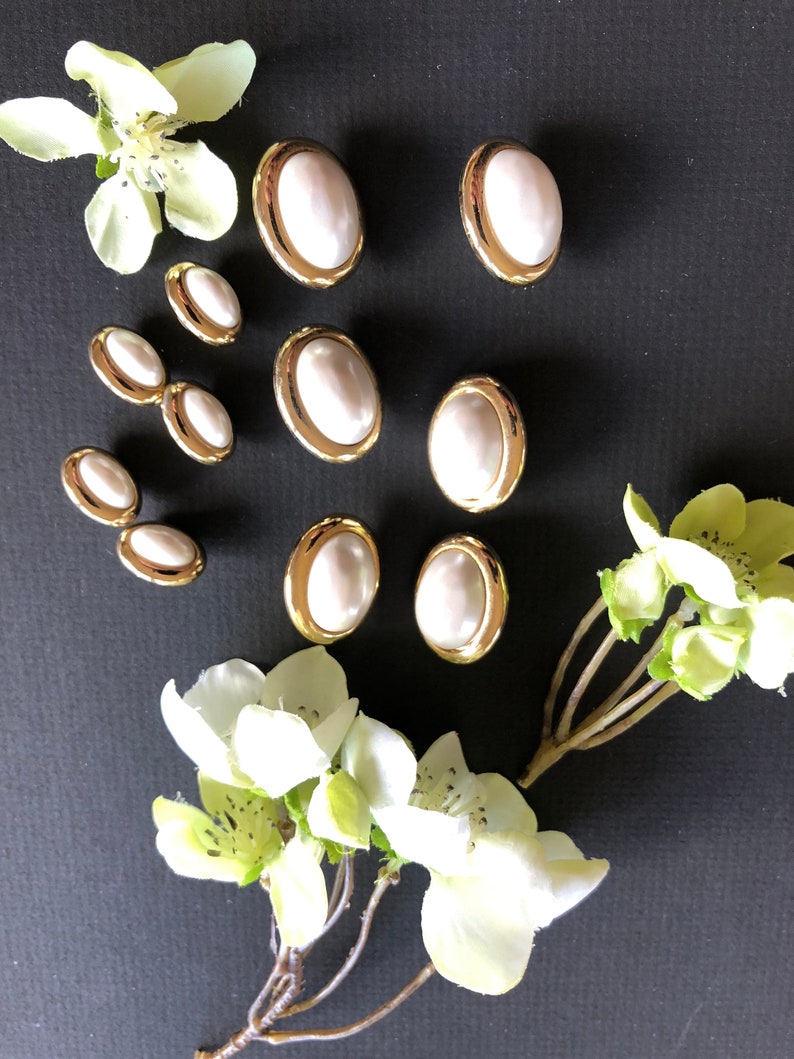 Baby 5 Small Decorative Oval Designer Buttons Pearl /& Gold Shank Buttons Vintage Set of 6 Medium Womans Jacket Dress Shirt Blouse Knits