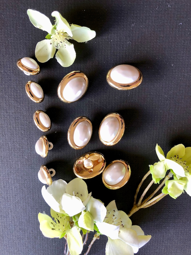 Baby 5 Small Decorative Oval Designer Buttons Pearl /& Gold Shank Buttons Vintage Set of 6 Medium Womans Jacket Dress Shirt Blouse Knits