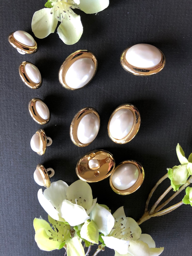 Baby 5 Small Decorative Oval Designer Buttons Pearl /& Gold Shank Buttons Vintage Set of 6 Medium Womans Jacket Dress Shirt Blouse Knits