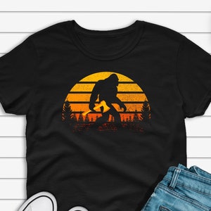 Funny Sasquatch Axe Throwing T-shirt, Bigfoot Ax Thrower Gift, Hatchet & Ax Throwing Enthusiast Unisex Heavy Cotton Tee